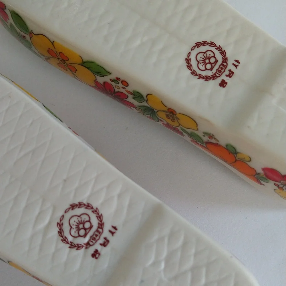 China Shoe Ashtrays Pair 1942 Haeng Nam Snow Bone Korea Shoes Flower Power